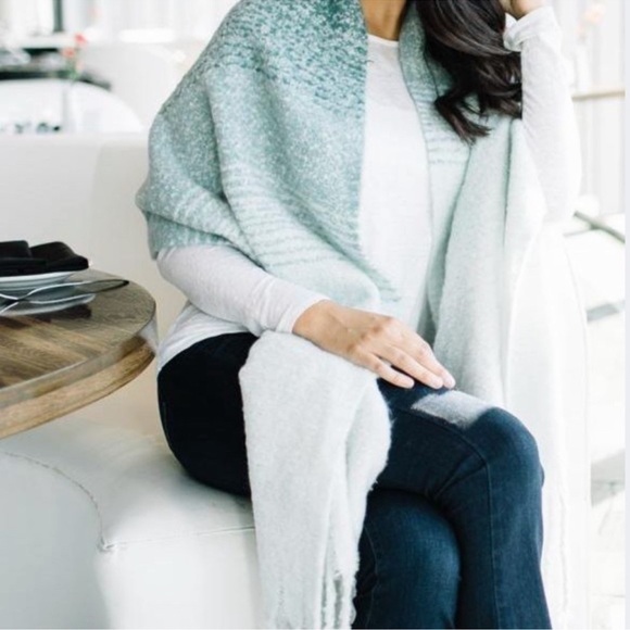 MerSea ombre cozy blanket scarf in aqua seafoam color, NWOT 93”x21”